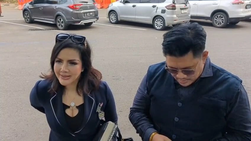Barbie Kumalasari melaporkan sosok inisial N, pengacara Reza Gladys. [FTNews/Raka]